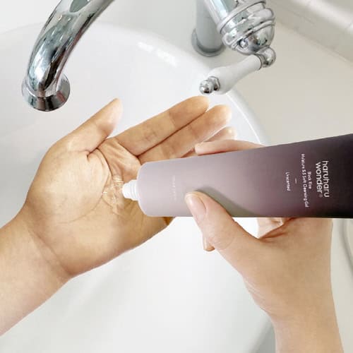 HARUHARU Wonder Black Rice Moisture 5.5 Soft Gel Cleanser - Image 2
